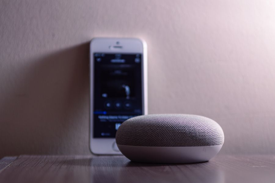 Altavoz inteligente y smartphone inalámbricos