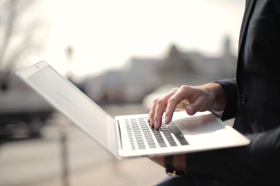 Profesional trabajando en laptop remoto