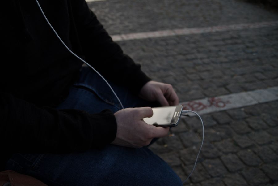 Smartphone y auriculares en hábitos urbanos