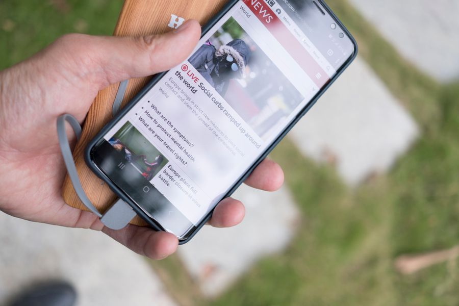 Smartphone cargando con power bank portátil