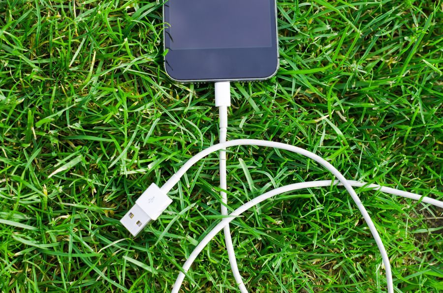 Smartphone conectado a USB para preservación de hardware
