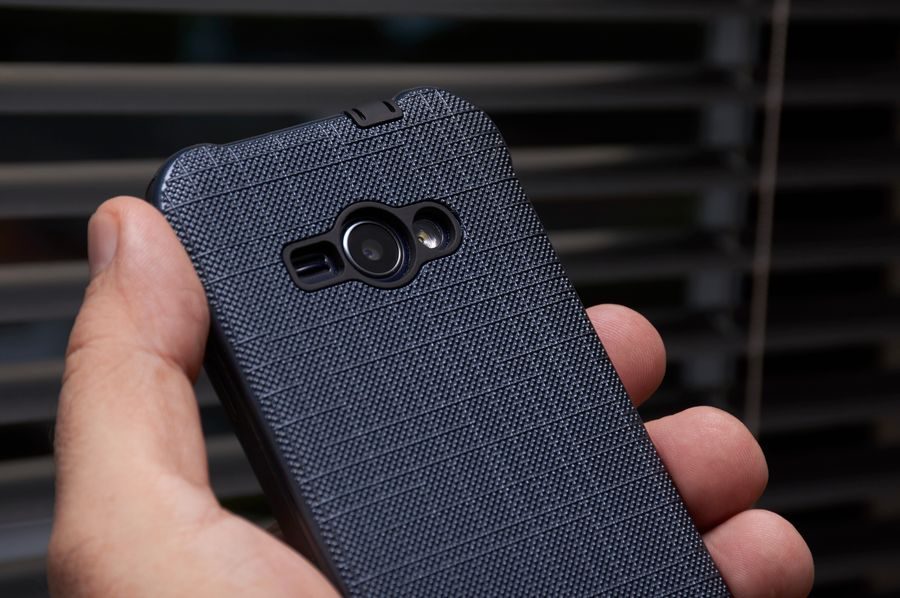 Smartphone con funda tecnológica para blindaje