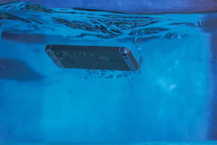 Smartphone resistente al agua sumergido