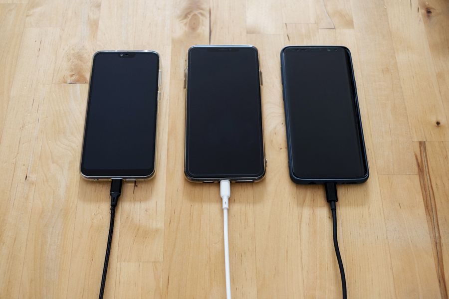 Smartphones con cargadores para inspección de hardware