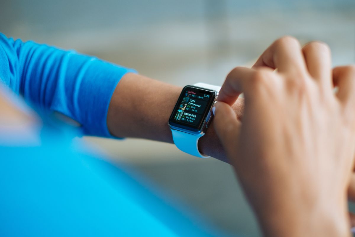 Smartwatch con aplicación de fitness avanzada