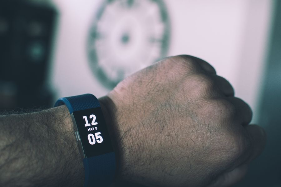 Smartwatch digital en muñeca masculina