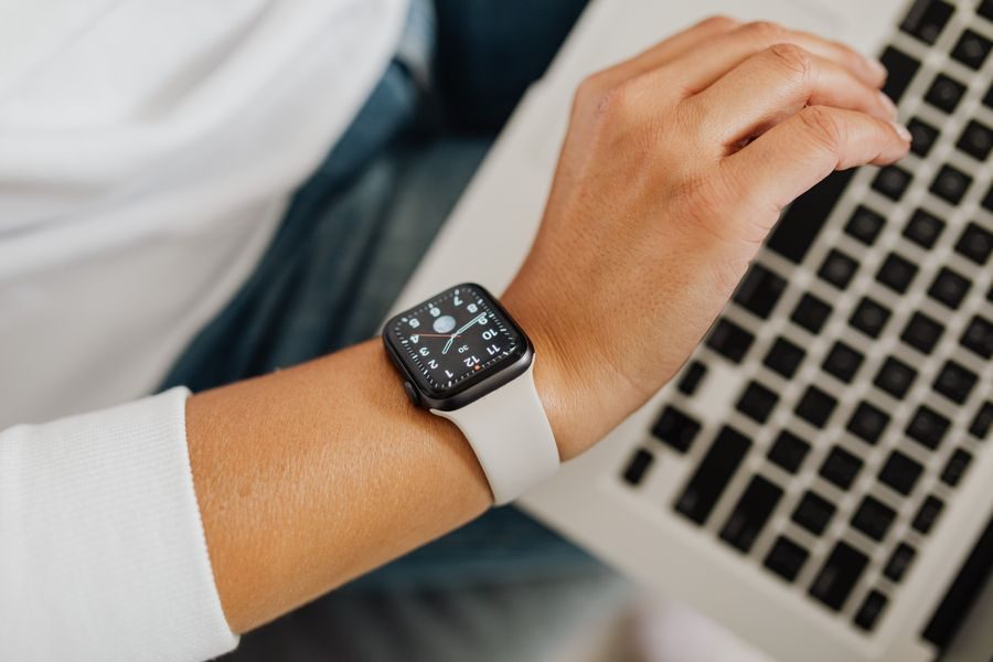 Smartwatch y laptop en ergonomía avanzada