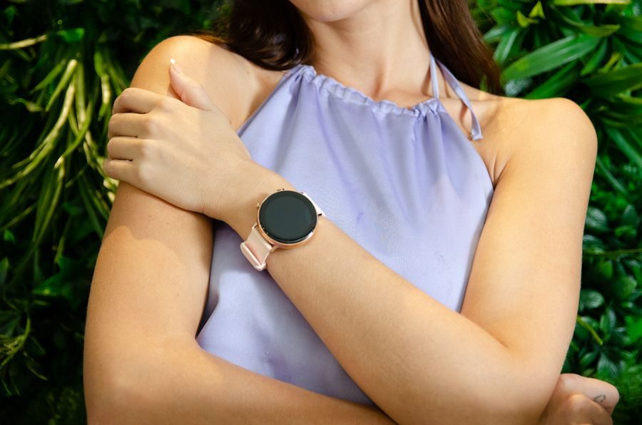 Smartwatch para rendimiento físico femenino