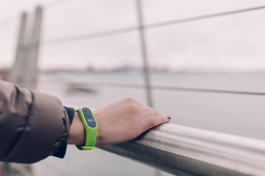 Smartwatch verde y ciudad urbana